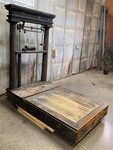 Vintage Howe Platform Scale, Industrial Scale, Early 1900s Cast Iron 200lbs, A