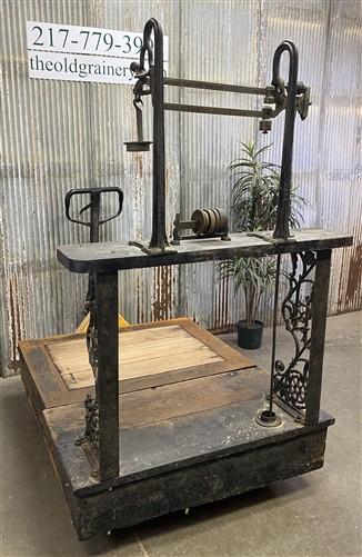 Vintage Howe Platform Scale, Industrial Scale, Early 1900s Cast Iron 200lbs, B