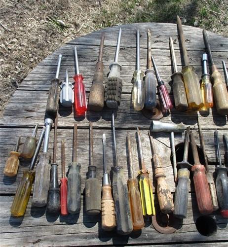 Lot 48 Assorted Size Screwdrivers Flat Phillips Vintage Tool Folk Art Sign Set