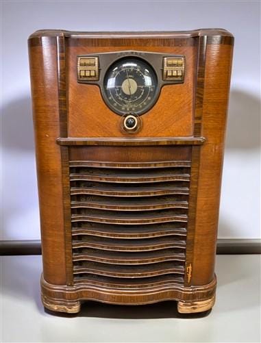 1940 Zenith Model 10S464 Radio, Vintage Floor Model, Wooden Cabinet Tube Radio