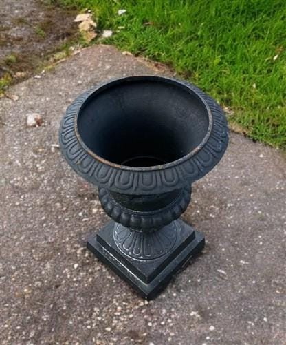 17" Tall Cast Iron Fluted Urn, Flower Pot Planter, Garden Patio Yard Art G1